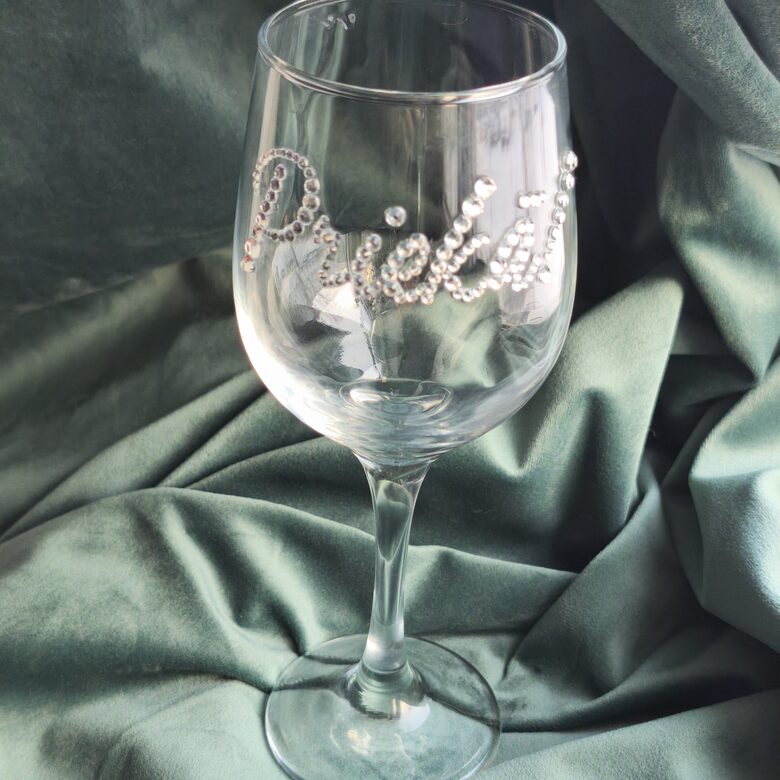 Vīna glāze ar kristāliem Priekā!